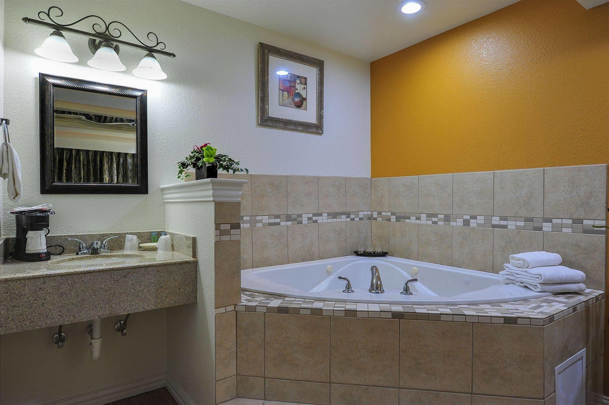 Romantic Inn & Suites Dallas Exterior photo